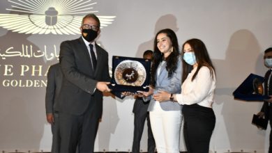 صورة وزير الآثار يكرم جامعة حلوان لمشاركتها فى فعاليات موكب نقل المومياوات الملكية