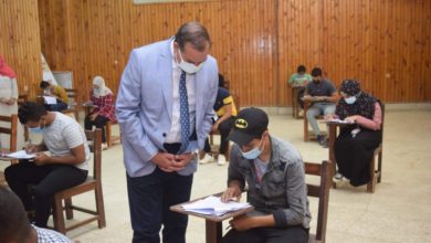 صورة رئيس جامعة سوهاج يتفقد الامتحانات بالمعهد الفني للتمريض
