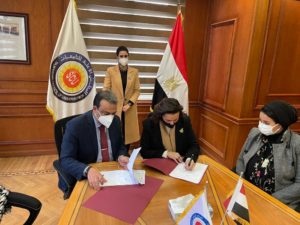 أثناء توقيع البروتوكول