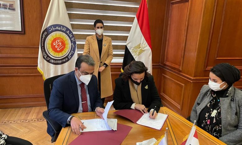 أثناء توقيع البروتوكول