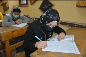 طلاب يؤدون امتحان اللغة العربية