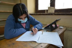 طلاب يؤدون امتحان اللغة العربية