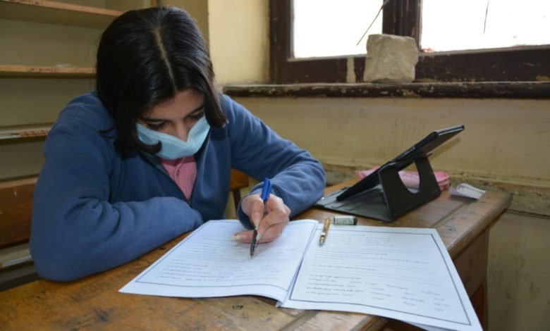 طلاب يؤدون امتحان اللغة العربية