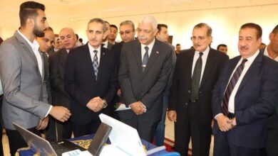 صورة رئيس جامعة المنوفية يتفقد معرض الذكاء الاصطناعي لطلاب جامعة المنوفية بالمبادرة الوطنية للمشروعات الخضراء الذكية