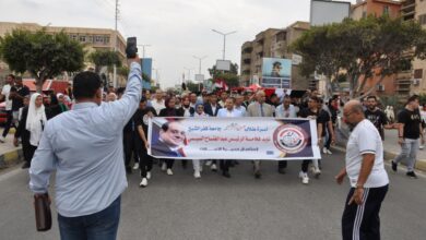 صورة جامعة كفر الشيخ تقود مسيرة طلابية احتفالاً بذكرى أكتوبر