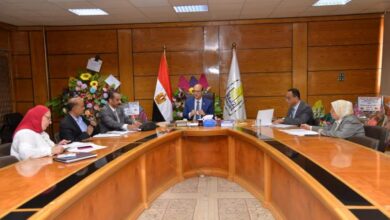 صورة المنشاوى يرأس اجتماع وحدة الميكروسكوب الإلكتروني بجامعة أسيوط