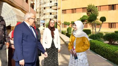 صورة رئيس الجامعة يقرر صرف مكافأة شهر من الأجر الوظيفى لإدارات المطبخ والإسكان وشؤون الطلبة تقديرا لتميز أدائهم