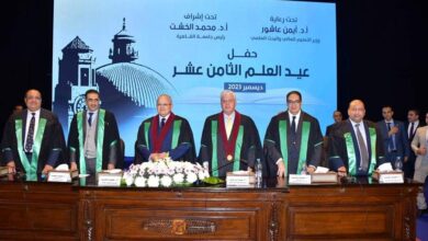 صورة جامعة القاهرة تكرم عددا من الوزراء خلال احتفالية عيد العلم.. صور