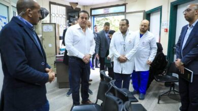 صورة وزير الصحة يتفقد مستشفى الأطفال التخصصي في بـ«بنها» ويوجه بصرف مكافأة شهر لكافة العاملين