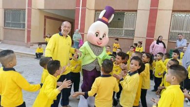 صورة وزارة التعليم تبرز مبادرة مدير مدرسة الجيزة بارتداء الزي المدرسي خلال احتفال بداية العام