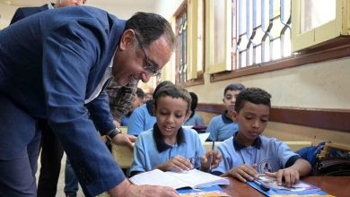 صورة رئيس الوزراء يزور مدرسة وادي الملكات الابتدائية المشتركة بمدينة الأقصر