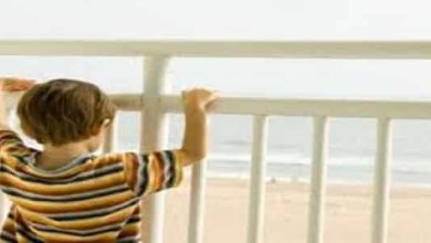 صورة سقوط طالب من الطابق الثاني والإدارة تنفي تلقي بلاغ بالحادثة والتحقيقات مستمرة