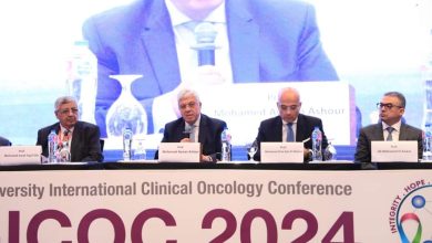 صورة وزير التعليم العالي ورئيس جامعة عين شمس يفتتحان المؤتمر الحادي عشر لعلاج الأورام