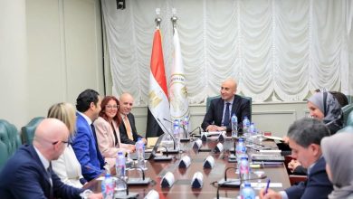 صورة وزير التربية والتعليم يبحث مع مسئولي هيئة كامبريدج سبل تعزيز مشروعات التعاون المشترك